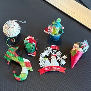 6 Miscellaneous Christmas ornaments. Some with glitter. Great shape.